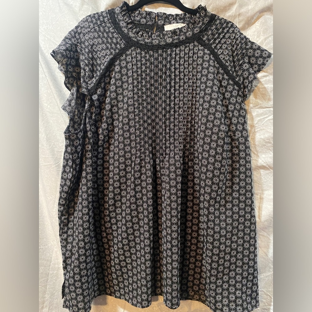 Loft Plus Black & White Floral Ruffle Trimmed Shell Size 26